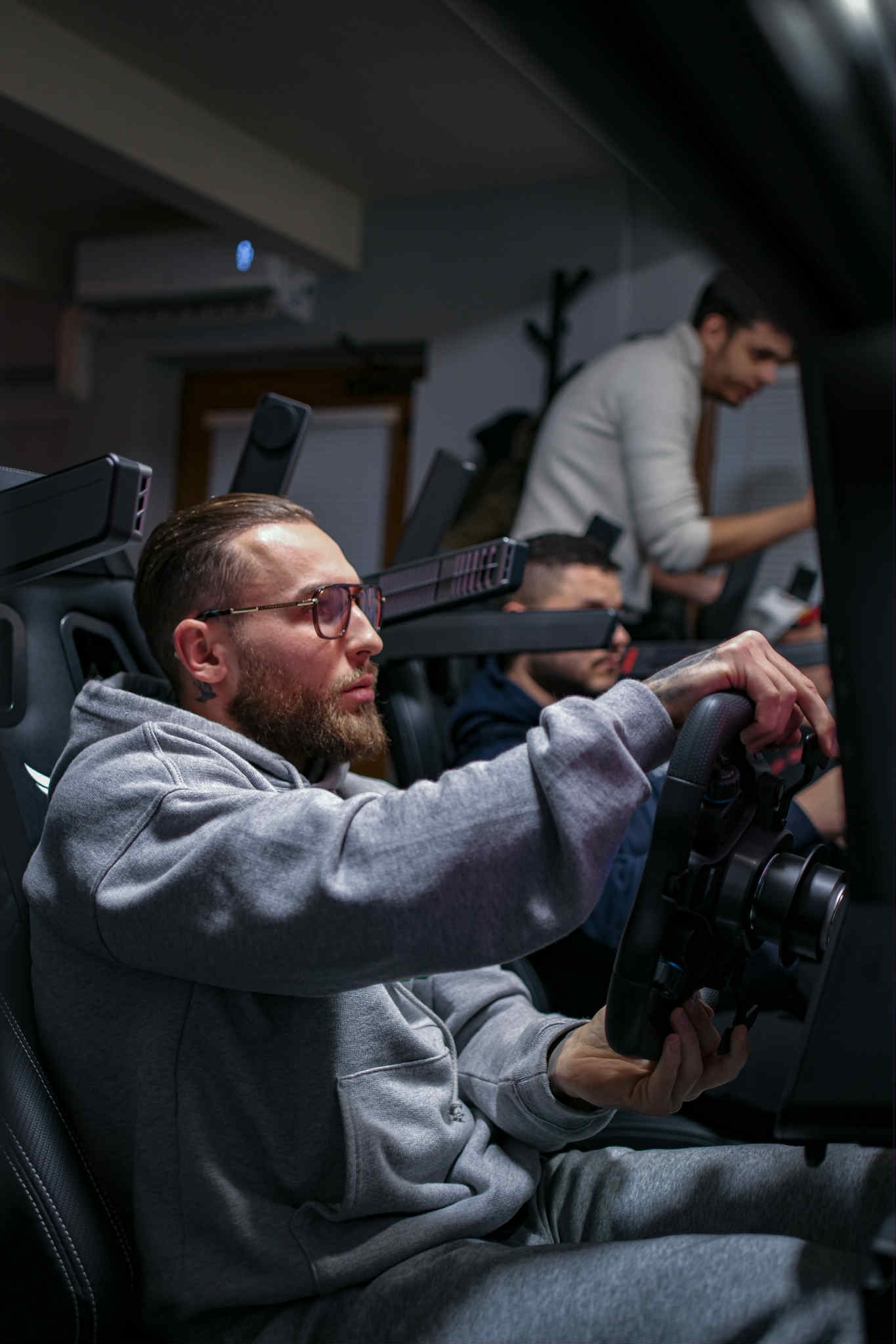 Závodník u volantu